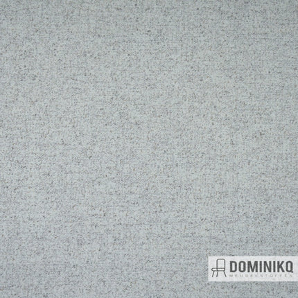 Close-up van Casal Montana stof, toont levendige tinten en kleuren in katoen en acrylvezeltextuur.