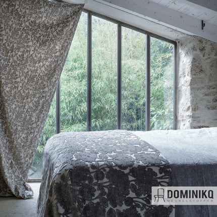 Slaapkamer met Casal Silva gordijnstof in vermillon print, uitzicht op groene tuin door grote ramen, moderne interieurdecoratie.