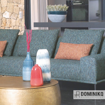 Sfeerbeeld van Casal Montana stof bankstel met kleurrijke vazen in modern interieur, met textuur- en kleurdimensies van de stof.