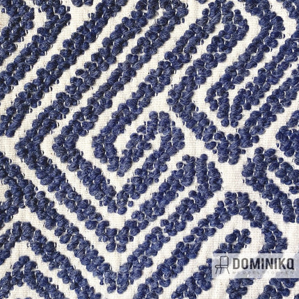 Blauwe doolhofprint op witte meubelstof Casal Massif, geschikt voor stofferen en gordijnen, met katoen, wol en kunstvezels.