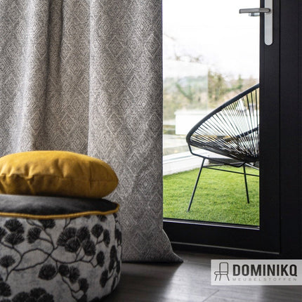 Moderne woonkamer met Casal Canoas gordijn, sierkussen en uitzicht op groene tuin.