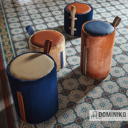 Vier kleurrijke krukjes met langharige kunstvacht uit de Tignes collectie van Casal op decoratieve tegelvloer.