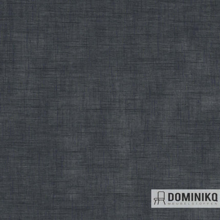 Forecast gordijnstof van De Ploeg, kamerhoog en 100% Trevira CS, in donkerblauwe tint. Vanaf 5 meter 10% korting bij Dominikq.