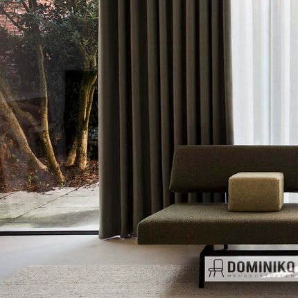 Moderne woonkamer met De Ploeg - Korn gordijn, bicolore effect en sofa. Brandvertragende stof met 10% korting vanaf 5 meter.