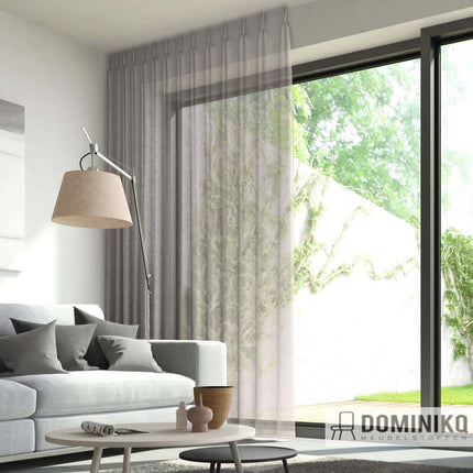 De Ploeg Vliet gordijn in moderne woonkamer met zachte, vintage uitstraling en kamerhoge linnenstructuur. Voor een nostalgische sfeer. Vanaf 5m 10% korting.