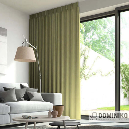 Groene natuurlijke gordijnen van linnen en viscose in een moderne woonkamer, milieuvriendelijk en vlamvertragend zonder chemicaliën.