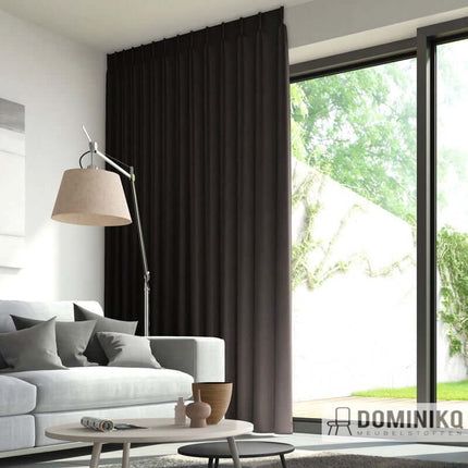 Moderne woonkamer met donkerbruine De Ploeg Choice gordijnen, natuurlijk en vlamvertragend, milieuvriendelijk textiel.