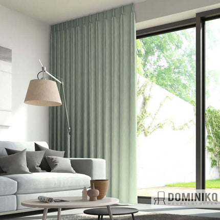 Stijlvolle woonkamer met gordijnen van De Ploeg Choice, natuurlijk en vlamvertragend, perfect voor een veilige en milieuvriendelijke inrichting.