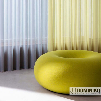 Transparante gordijnstof Tana Recycle van De Ploeg in gele en grijze tinten met modern interieur. Vanaf 5 meter 10% korting.