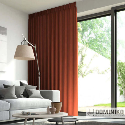Rode gordijnen van De Ploeg - Ode collectie in moderne woonkamer met grijze bank en staande lamp. Brandvertragende stof, 57 kleuren.