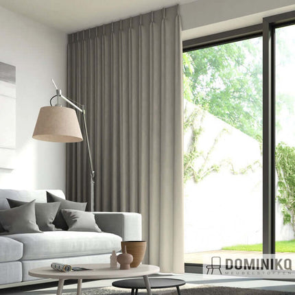 Elegante woonkamer met grijze De Ploeg - Ode - 99 gordijnen. Modern interieur, brandveilig, perfect bij elke inrichting. Vanaf 5m, 10% korting.