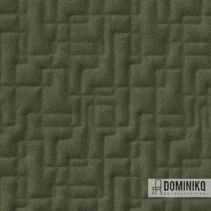Groene Bold stof met geometrisch labyrint patroon, gewatteerd voor akoestiek en comfort, geschikt voor meubels en kamerschermen.