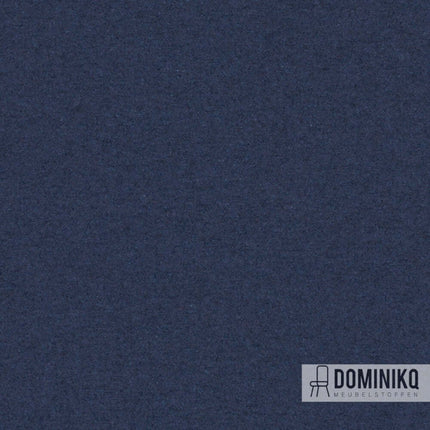 Donkerblauwe Feltwool stof van De Ploeg met 70% wol, ideaal voor ronde vormen en slijtvast. Vanaf 5 meter 10% korting mogelijk.