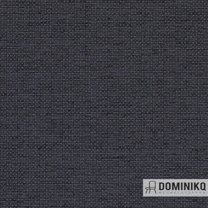 Donkergrijze Noma meubelstof, duurzame en brandwerende bekleding van 100% gerecycled polyester, geschikt voor diverse interieurs.