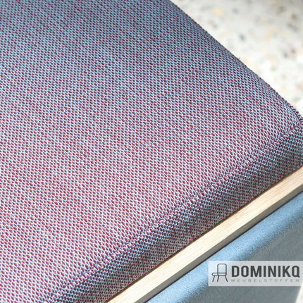 Close-up van de Criss Cross meubelstof in roodtinten, met driedimensionaal effect en zachte, golvende structuur.