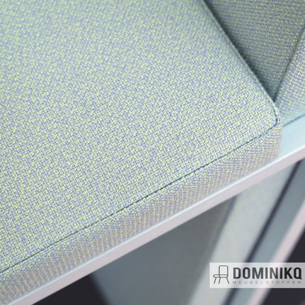 Fame Hybrid tweekleurige wollen stof in detail, perfect voor rustgevende en verleidelijke interieurs, met merk Dominikq zichtbaar.