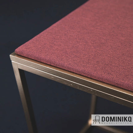 Zitting bekleed met Gabriel Medley stof in geometrische structuur en intense kleur, op metalen stoel, geschikt voor diverse interieurs.