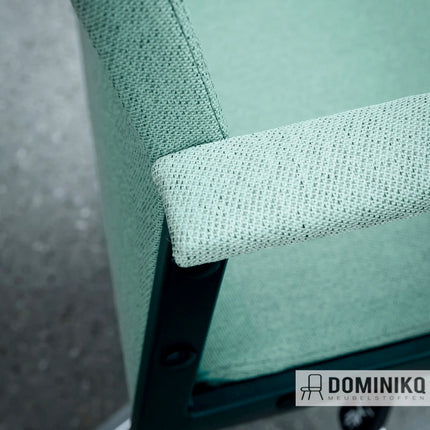 Close-up van mintgroene Gabriel Chili stof met zachte textuur en uniek ruitontwerp op een meubel.