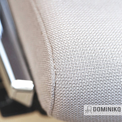 Detail van Fame-stof bekleding met zijdezacht wollen kamgaren, perfect voor ronde meubels.