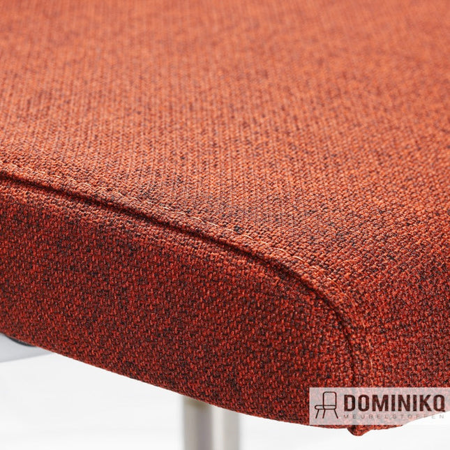 Detail van de Gabriel Step Melange 68119 stof in levendige roodtinten, perfect voor een stijlvol interieur.