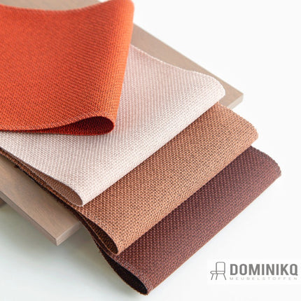 Stalen van Cura bekledingsstof in aardetinten, gemaakt van 98% gerecycled polyester, met een matte, natuurlijke textuur.