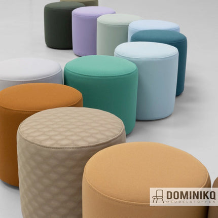 Kleurrijke poefs bekleed met Gabriel Atlantic stof en discreet reliëf, ideaal voor moderne meubels, verkrijgbaar in diverse kleuren.