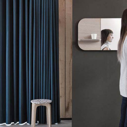 Donkerblauwe De Ploeg Goodnight gordijnstof in moderne woonkamer, ideaal voor beperkt lichtinval. Vanaf 5 meter 10% korting beschikbaar.