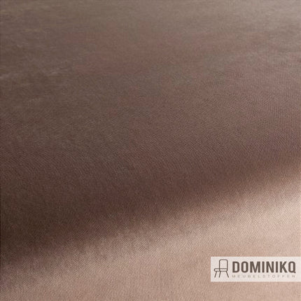 Close-up van JAB Anstoetz Champion Volume 2 velvet stof, warm bruin met verfijnde weefsel, geschikt voor veelzijdige interieurdecoratie.