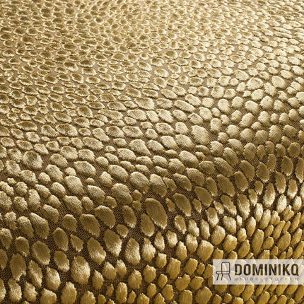 Gouden meubelstof met tijgerprint van JAB Anstoetz, Splendido collectie, met driedimensionaal patroon van 34 cm voor unieke textuur.