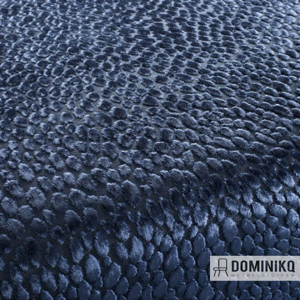 Blauwe Splendido meubelstof van JAB Anstoetz met tijgerprint en driedimensionaal effect, patroon van 34 cm met natuurlijke vormen.