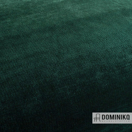 Eloy meubelstof van JAB Anstoetz in diep groen, geweven met chenille garens voor een zachte glans en hoge slijtvastheid.