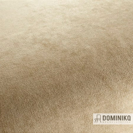 Chenille meubelstof Eloy van JAB Anstoetz met lichte glans en hoge slijtvastheid, in een zachte bruinbeige kleur.