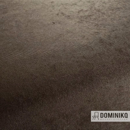 Close-up van de verfijnde bruine chenille stof Toyo van JAB Anstoetz, bekend om zijn duurzame en rustgevende textuur.