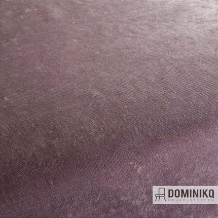 Paarse chenille stof Toyo van JAB Anstoetz, verfijnde structuur, slijtvast, ideaal voor combinaties. Perfect voor interieurgebruik.