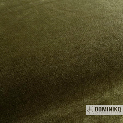 Groene JAB Anstoetz Eloy meubelstof met chenille garens en lichte glans, bekend om hoge slijtvastheid, zonder merknaam watermerk.