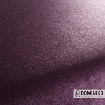 Paarse velours meubelstof George 1-3117-088 van JAB Anstoetz, duurzaam polyester, 150 cm breed, geschikt voor decoratieve toepassingen.