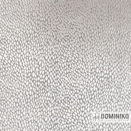 Tijgerprint meubelstof Splendido van JAB Anstoetz, lichtgrijs met driedimensionaal effect, patroon van 34 cm.