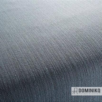 Close-up van JAB Anstoetz Vince meubelstof met geweven structuur in grijstinten. Tijdloze polyester en polypropyleen mix.