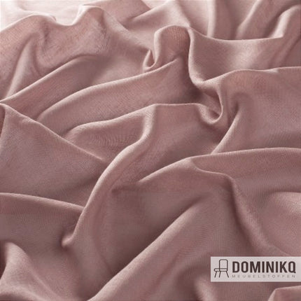 Lichtroze transparant gordijnstof uit de Gwendolyn Volume 2 collectie van JAB Anstoetz, gevouwen voor textuurweergave.