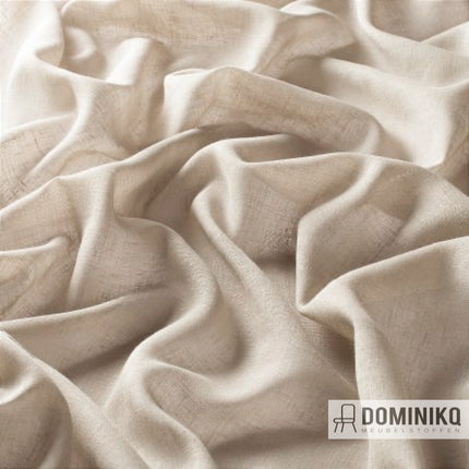 Licht transparante gordijnstof Gwendolyn Volume 2 van JAB Anstoetz in naturel tint met subtiel zichtbaar weefpatroon.