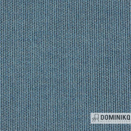 Blauwe meubelstof uit de Keymer Spectrum collectie met grove structuur en zwart onderdraad, benadrukt Europese designesthetiek.