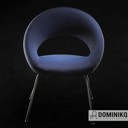 Moderne stoel bekleed met Keymer Vision meubelstof in marineblauw, gekenmerkt door stretch, slijtvastheid en een luxe uitstraling.