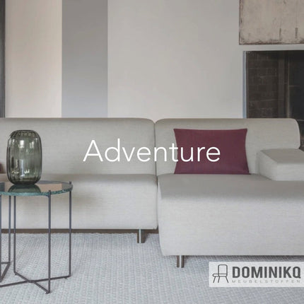 Stijlvolle Keymer Adventure meubelstof met ton-sur-ton accent en levendige, slijtvaste uitstraling op moderne bank.