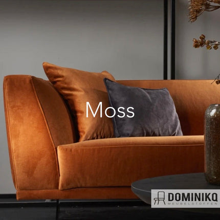 Gebreide velours meubelstof in rijke kleur, Keymer Moss, op oranje bank met kussens, 100% polyester, Dominikq Meubelstoffen niet beschrijven.