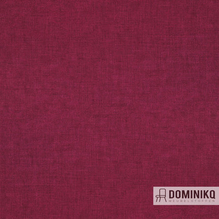 Rode gebreide velours meubelstof van Keymer, model Moss, met rijke kleurintensiteit en fijne rek, geschikt voor stofferen.