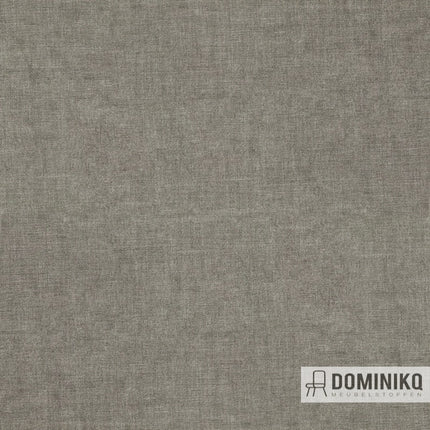 Moss gebreide velours meubelstof van Keymer in grijs, met rijke kleurintensiteit en fijne rek. Brandvertragend en slijtvast. Breedte 140 cm.