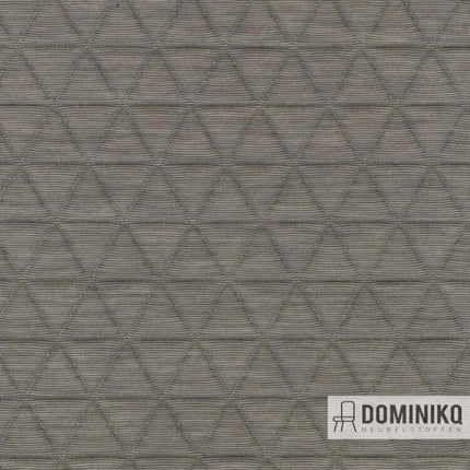 Grijze Kvadrat Febrik Triangle meubelstof met 3D geometrisch driehoekig patroon, ontworpen door Bertjan Pot, modern en weelderig design.