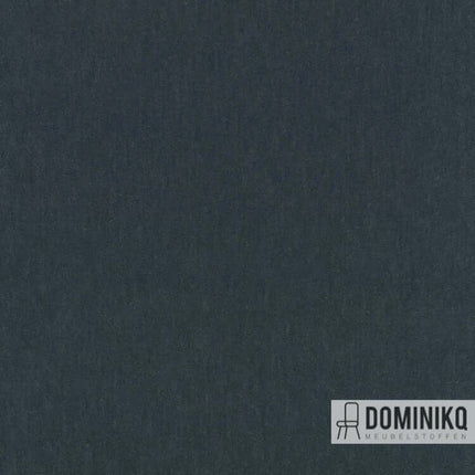 Wollen stof Byram van Kvadrat en Raf Simons, satijnglans en donker kleurenpalet, ideaal voor elegante interieurtoepassingen.