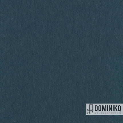 Blauwe stof Kvadrat Byram van wol met satijnachtige glans, fris en elegant kleurenpalet, door Raf Simons ontworpen.