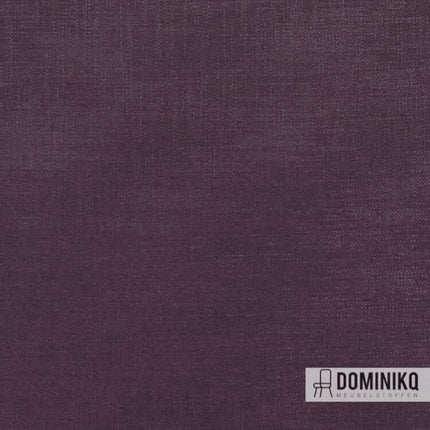 Kvadrat Sahco Fanello stof 013, sterke en glanzende meubelstof in donkerpaarse tint, ideaal voor intensief gebruik met subtiele kleurschakeringen.
